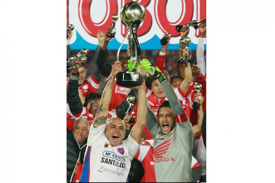 Camilo Vargas y Omar Pérez levantan la copa de la Liga Postobón: AFP / Camilo Vargas y Omar Pérez levantan la copa de la Liga Postobón: AFP