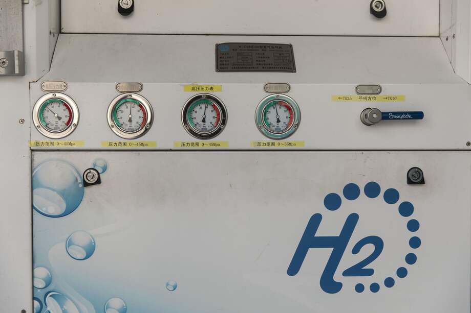 Manómetros de una bomba de abastecimiento de hidrógeno en una estación de servicio junto a la sede de Shanghai ReFire Technology Co. en Shanghai, China.