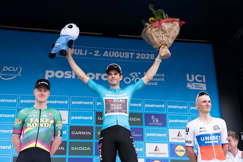 Wout van Aert celebra en el podio su consagración como nuevo campeón de la Vuelta a Dinamarca.