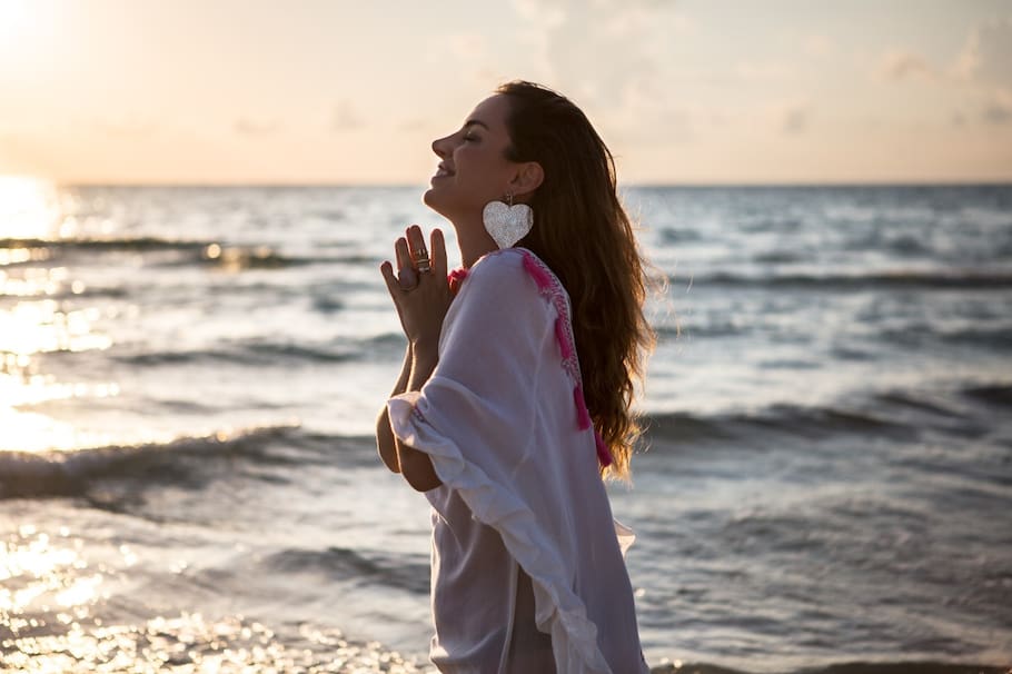 Sarah MacMillan, colombiana y guía de meditación, quien fue seleccionada por Deepak Chopa para acompañar las meditaciones en Latinoamérica formando parte de los ´21 días meditando con Chopra´, evento en el que participaron más de 20 mil personas.