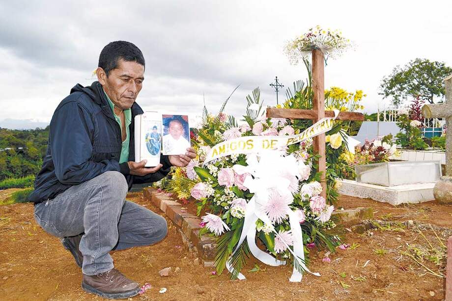 El 16 de enero Franco Juvenal sepultó a su hijo Gerlis Pacheco después de cuatro años de padecer una enfermedad pulmonar que Caprecom no atendió. / Jorge Beltrán