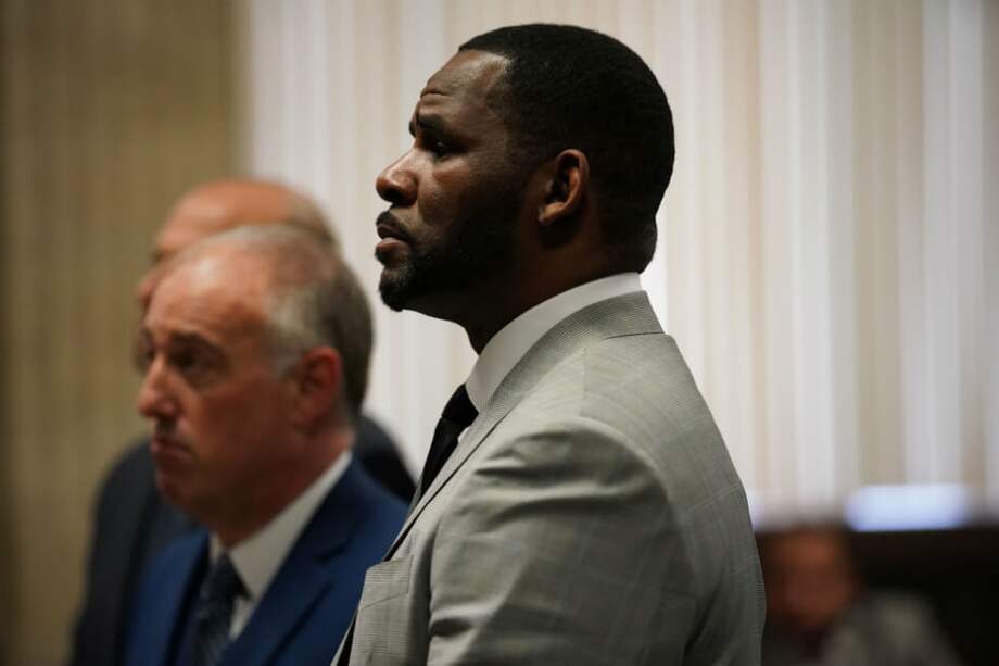 R. Kelly también está acusado de secuestrar a una de las víctimas y de exponer a otra a enfermedades venéreas sin su conocimiento. / AFP