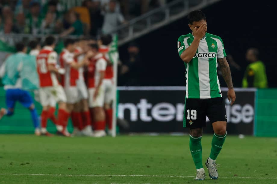 El "Cucho" Hernández, del Betis, se lamenta luego de que Braga marcara el gol que sentenció la serie.