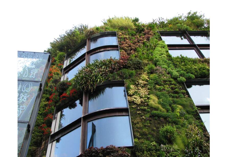 Frente a las instalaciones del museo Museo Quai Branly cinco activistas africanos reclamaron una obra del museo como propiedad de África.