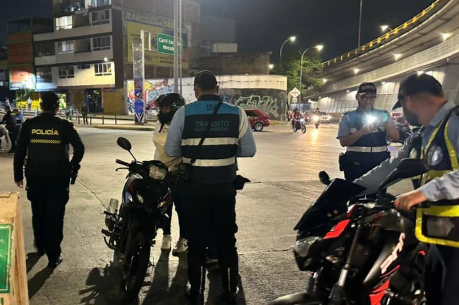 Motocicletas inmovilizadas durante la primera "toma masiva" del Plan Avispa en el centro de Bucaramanga.