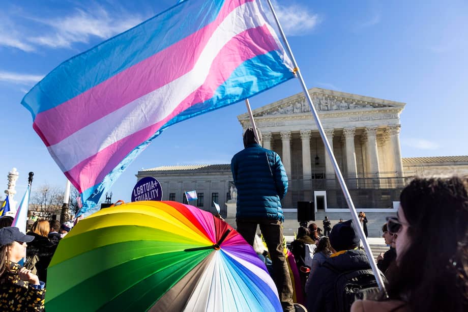 Simpatizantes de los derechos transgénero se congregan frente a la Corte Suprema mientras se debaten dos casos que cuestionan prohibiciones estatales a atletas trans en EE. UU.