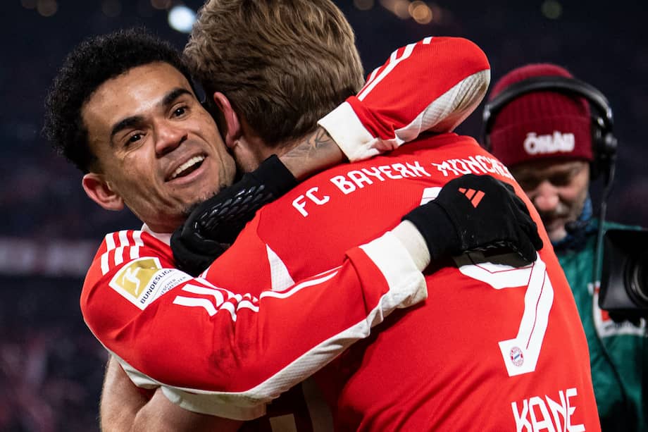 Luis Díaz se abraza con Harry Kane, en medio del triunfo de Bayern Múnich.