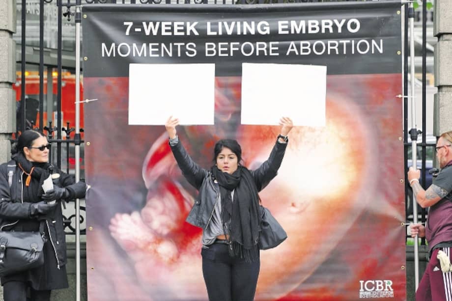 De ser aprobado, las mujeres podrían abortar durante las primeras 12 semanas de embarazo. / EFE