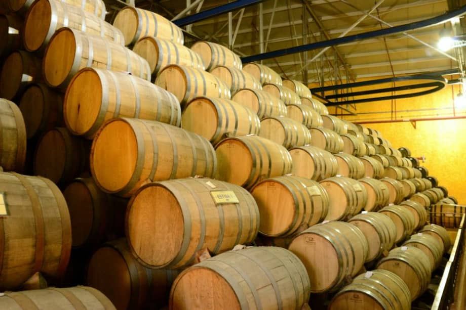 En enormes bodegas se guardan decenas de barriles y largas barricadas que son roseadas cada determinado tiempo para mantenerlas en perfectas condiciones y no deteriorar la calidad del tequila. /Laura Dulce Romero