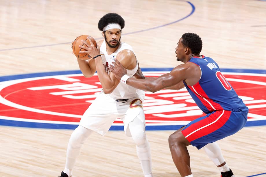 Jarrett Allen (31) de los Cleveland Cavaliers y Jalen Duren (0) de los Detroit Pistons durante el séptimo juego de las semifinales de la Conferencia Este de la NBA 2026.