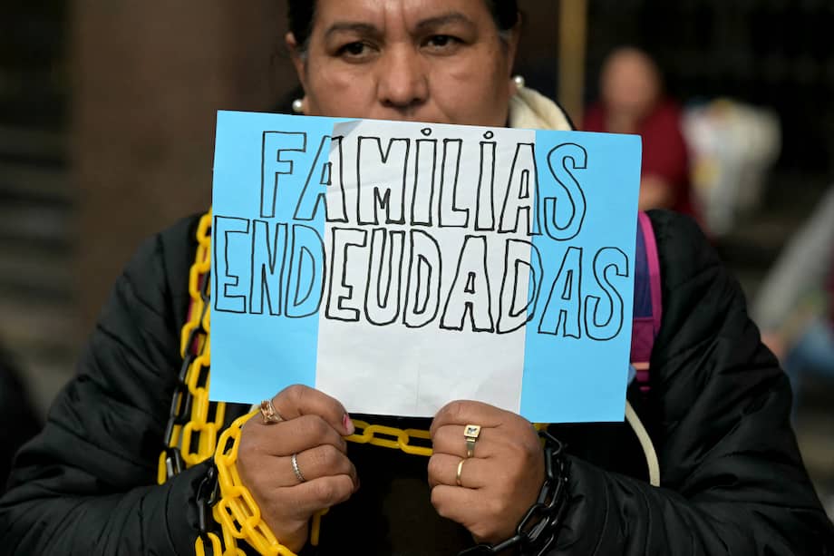 Una mujer protesta en Argentina por las tasas de interés que las plataformas digitales les cobran a los usuarios de escasos recursos.