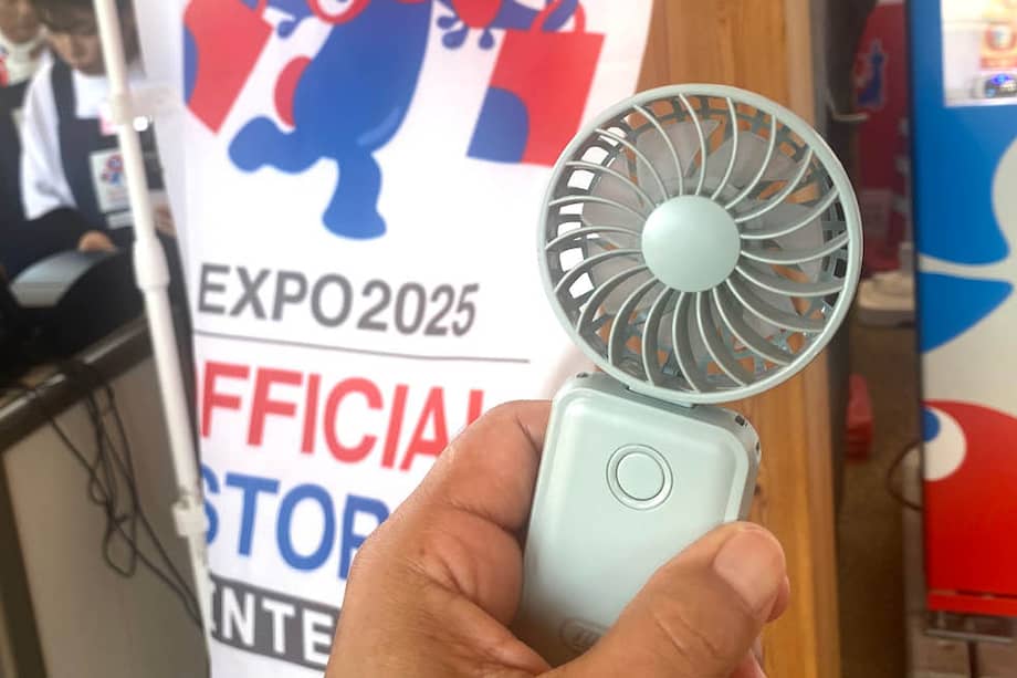 Mini ventilador de moda en Japón para combatir el calor.