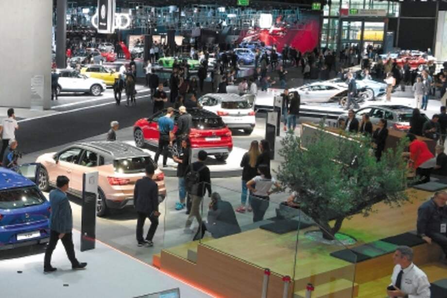 Miles de visitantes han asistido al Salón del Automóvil de Fráncfort, que termina mañana. / AFP