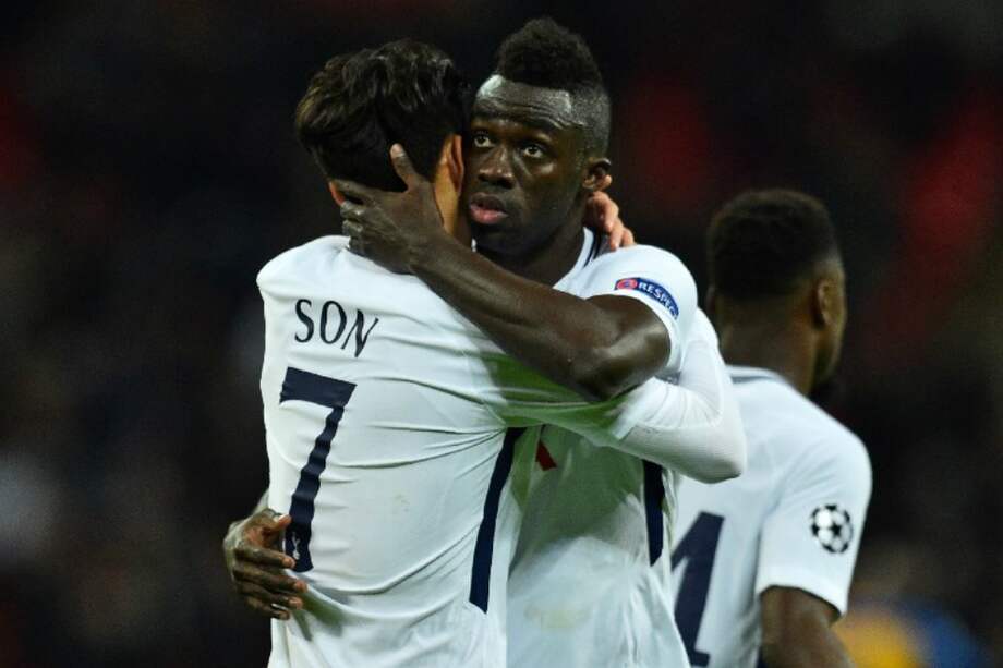 Sánchez celebra con su compañero Heung-Min Son uno de los goles con los que Tottenham triunfó este miércoles en la Liga de Campeones. / AFP