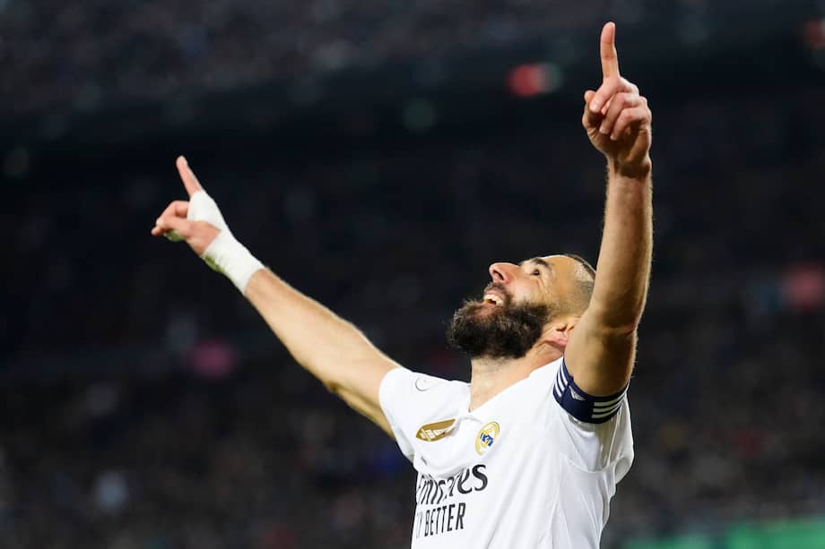 El delantero del Real Madrid Karim Benzema celebra el cuarto gol ante el Barcelona, durante el partido de vuelta de la semifinal de la Copa del Rey de fútbol.