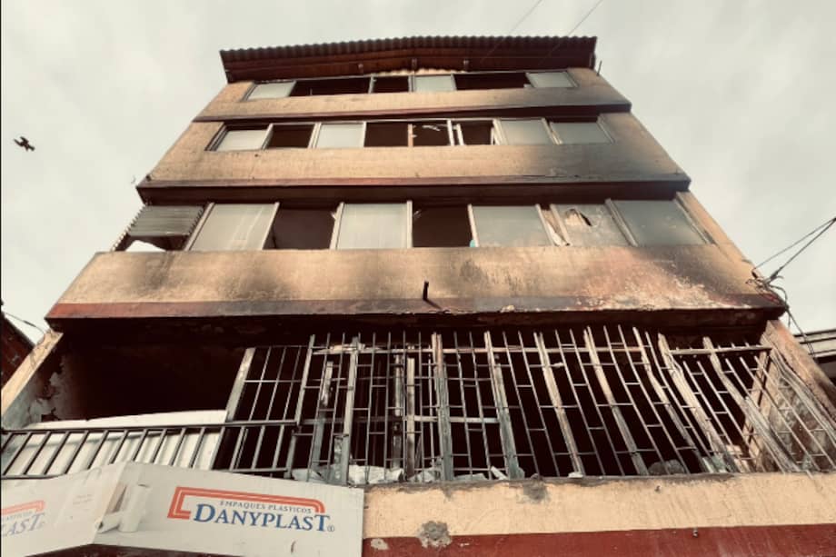 Edificio afectado por el incendio en el barrio Santa María en Itagüí, Antioquia.