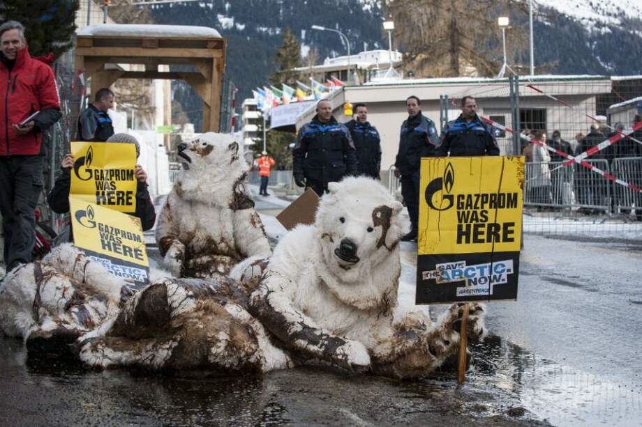 Activistas de Greenpeace disfrazados protestan contra Gazprom, la primera empresa que perfora el Ártico para extraer hidrocarburos