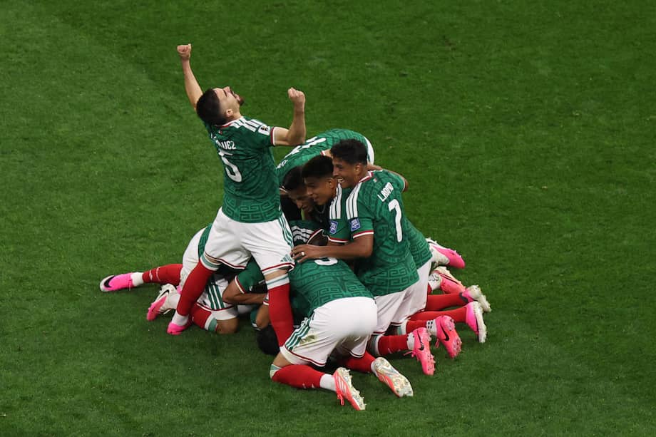 Jugadores de México celebran el gol de Raúl Jiménez este martes 30 de junio, en el partido de los dieciseisavos de final del Mundial 2026 contra Ecuador en el estadio Azteca de la Ciudad de México.