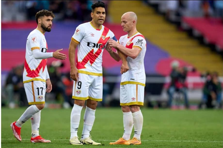 El colombiano Radamel Falcao García recibió la capitanía en su último partido con el Rayo Vallecano.