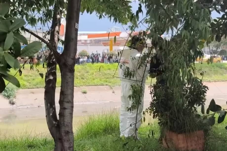 Restos humanos fueron hallados esta mañana en un caño de Barrios Unidos. Autoridades investigan el caso y buscan establecer la identidad de la víctima.