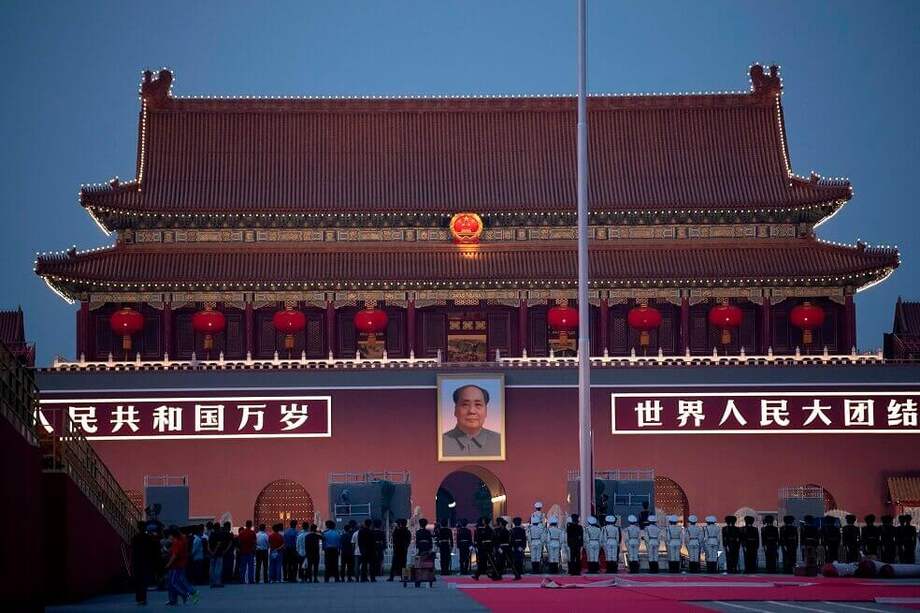 Guardias chinos se forman frente a la Puerta de Tiananmen en Beijing el 30 de septiembre de 2019, un día antes del 70 aniversario de la fundación de la República Popular de China. / AFP