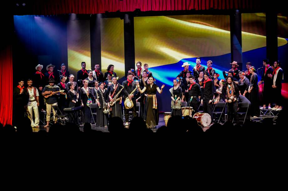 La Sociedad Coral de Bogotá inició su actividad en 2014 como una agrupación de amantes del canto coral.