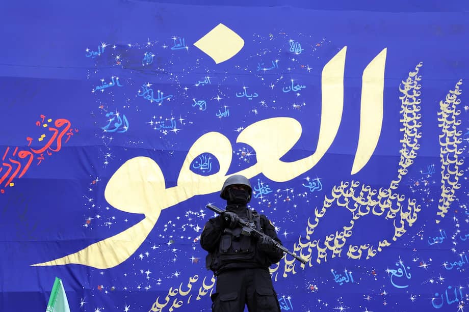 Un soldado iraní monta guardia durante un funeral multitudinario en honor al Cuerpo de la Guardia Revolucionaria Islámica de Irán.