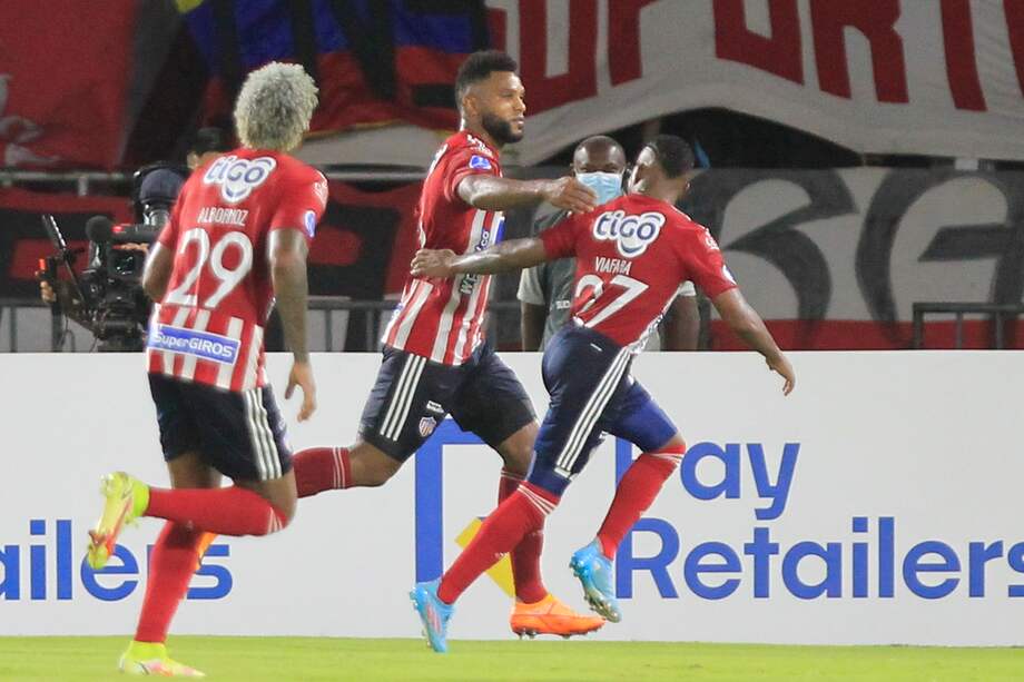 Miguel Ángel Borja (c) celebra el gol que anotó este miércoles contra Fluminense.