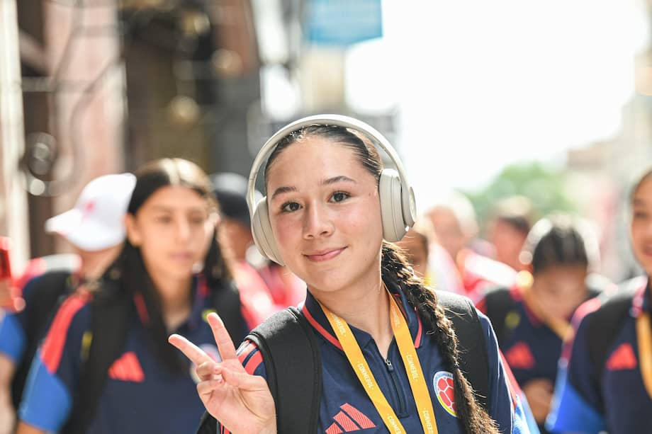 Las jugadoras colombianas llegan al estadio Defensores del Chaco para jugar contra Argentina en el Sudamericano Sub-17, Paraguay 2026.