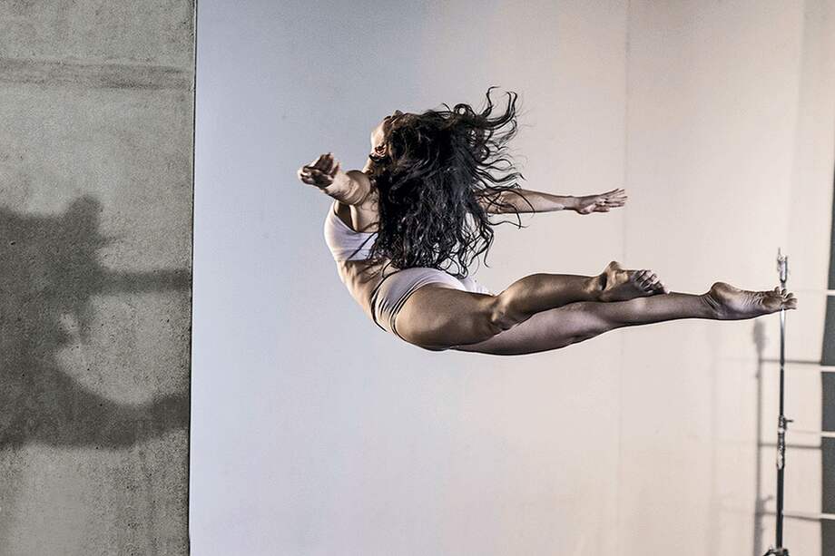 La coreógrafa colombiana Elsa Valbuena, radicada en Estados Unidos, concibió el montaje ‘Impronta en sus ojos’ como una forma de reflexión humana de adentro hacia afuera. / Fotos: Alexander Gümbel