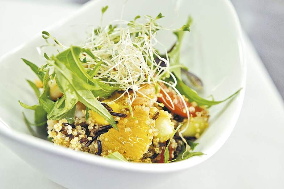 Ensalada de Quinua cocida, pepino cohombro, mango, tomate, arroz salvaje, mix de lechugas y camarones. / Liz Durán