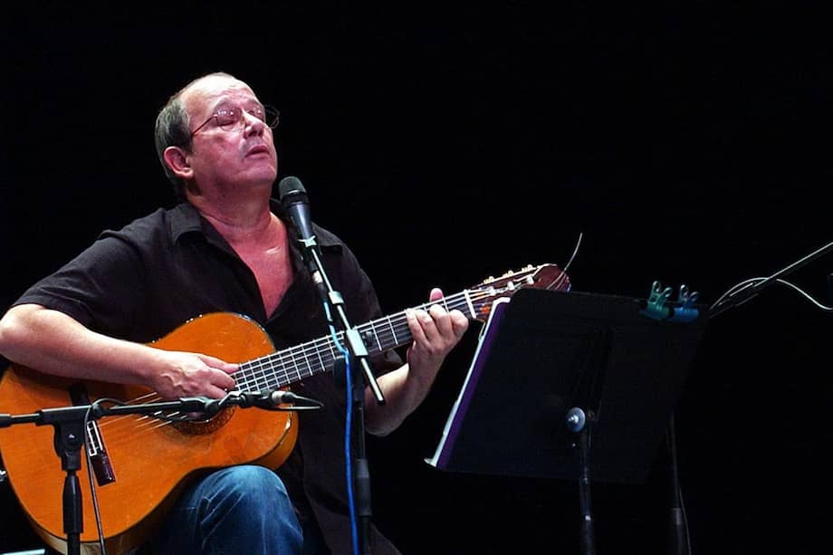 HAB03 - LA HABANA (CUBA) - 29/08/04 - El cantautor cubano Silvio Rodríguez (Izq.) ofrece un concierto en el teatro Karl Marx de La Habana hoy, domingo 29 de agosto. Silvio Rodríguez, quien realizará otro concierto mañana lunes, interpretó temas de su más reciente disco "Cita con ángeles" y algunos de sus clásicos como Ojalá. EFE/Alejandro Ernesto