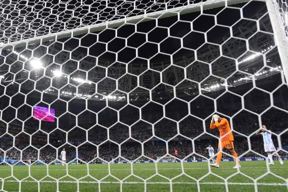 El vergonzoso error del arquero Willy Caballero permitió el primer tanto de Croacia, que goleó 3-0 a Argentina. / AFP