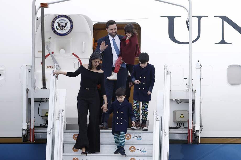 El vicepresidente de Estados Unidos, JD Vance, y su familia durante su visita a Francia.