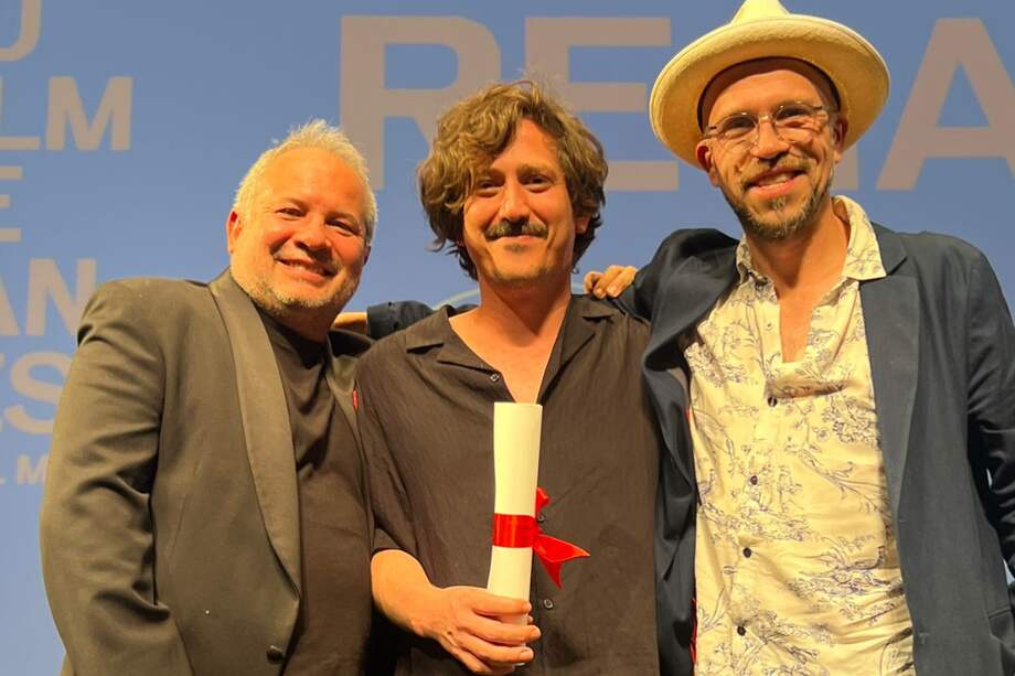 Este es el segundo reconocimiento que el director colombiano Simón Mesa Soto (centro) recibe en el Festival de Cannes. El primero fue en la edición de 2014.