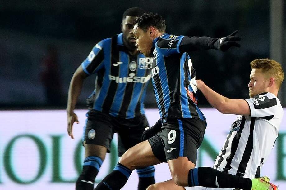 Luis Fernando Muriel disputa un balón con Matthijs de Ligt.