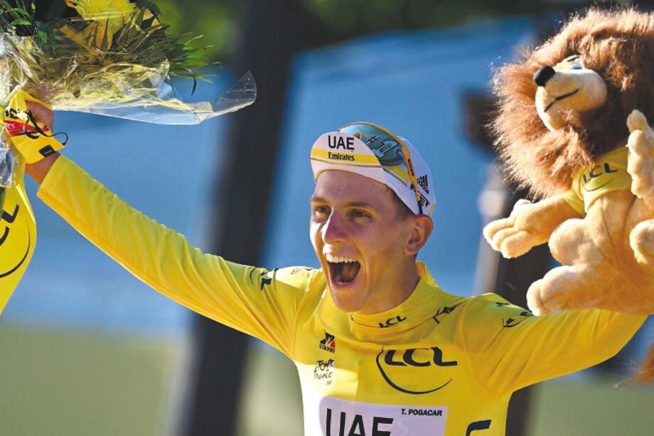 Winner Team UAE Emirates' Tadej Pogacar of Slovenia celebrates his overall leader yellow jersey on the podium at the end of the 21th and last stage of the 108th edition of the Tour de France cycling race, 108 km between Chatou and Paris Champs-Elysees, on July 18, 2021. / AFP / Anne-Christine POUJOULAT