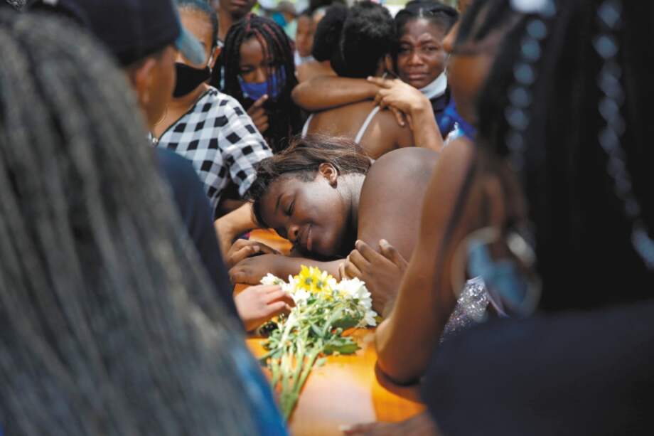 La mejor manera de honrar a los adolescentes y de reparar a sus familias es entender su tragedia como un mandato. Después del horror tiene que venir la acción. / Foto: EFE