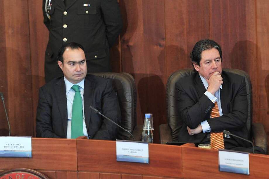 Los magistrados de la Corte Constitucional Jorge Pretelt (izq.) y Mauricio González se enfrentan por un presunto caso de soborno. / David Campuzano