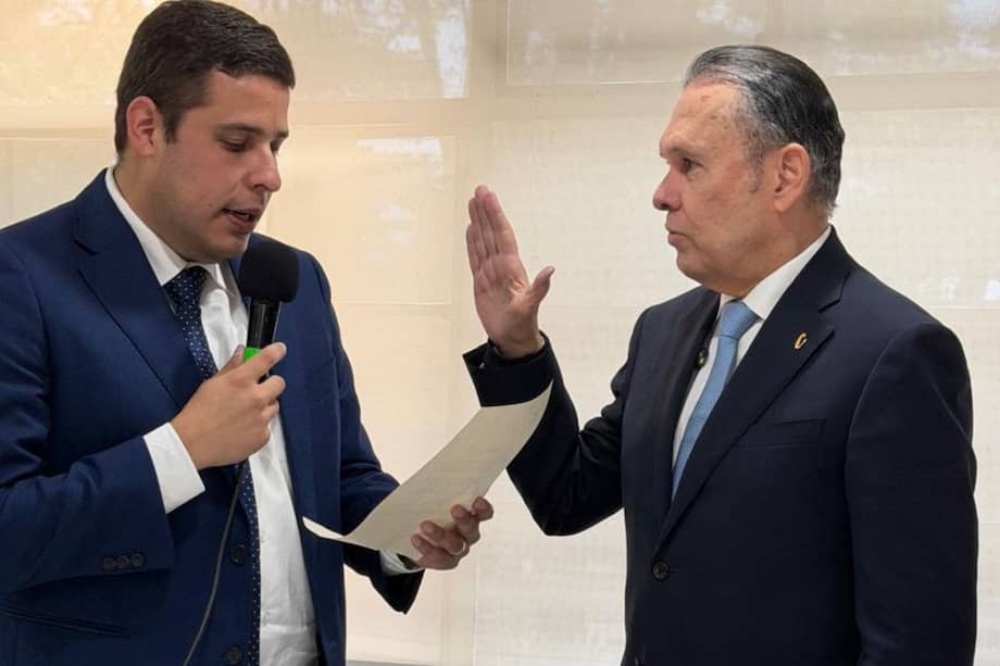 El senador Efraín Cepeda tomó posesión como nuevo presidente del directorio nacional del Partido Conservador.