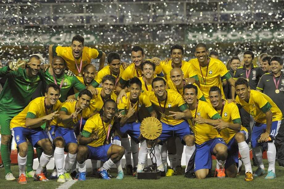 Jugadores de la Selección de Brasil posan para la prensa con el trofeo 'Superclásico de las Américas' tras vencer a Argentina. / AFP