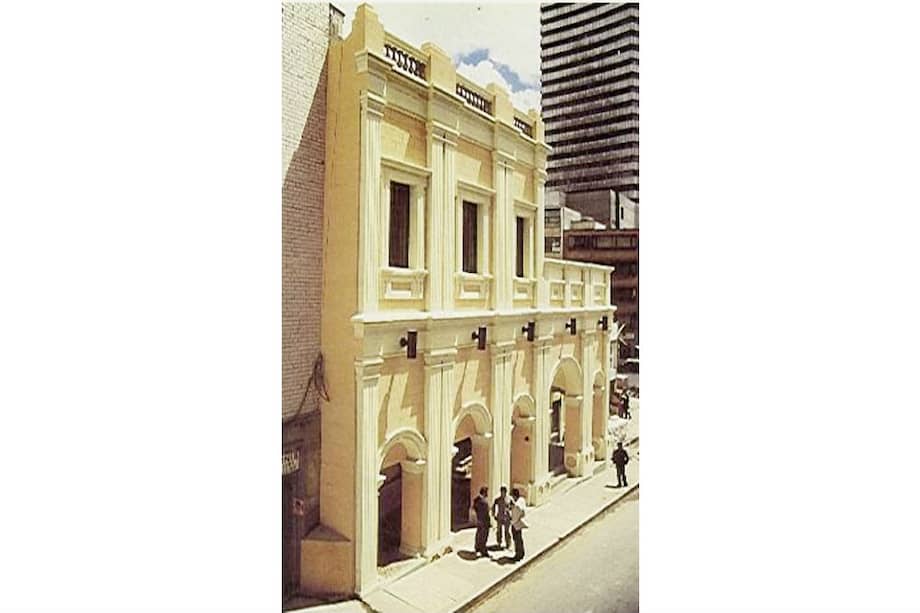 La exposición "Odeón o de la contingencia" presenta cinco intervenciones en el edificio que cuestionan —desde el humor, el juego y la ficción— sus condiciones espaciales, patrimoniales, urbanas, económicas y se especula alrededor de nuevas formas de habitarlo, intervenirlo y mantenerlo. / Cortesía Espacio Odeón