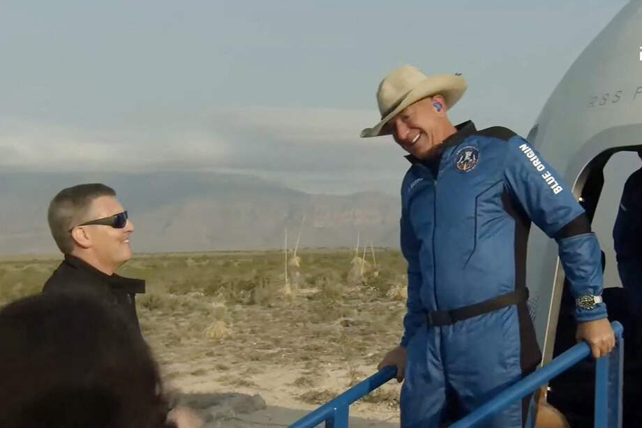 Jeff Bezos bajando de la cápsula en la que viajó al espacio.