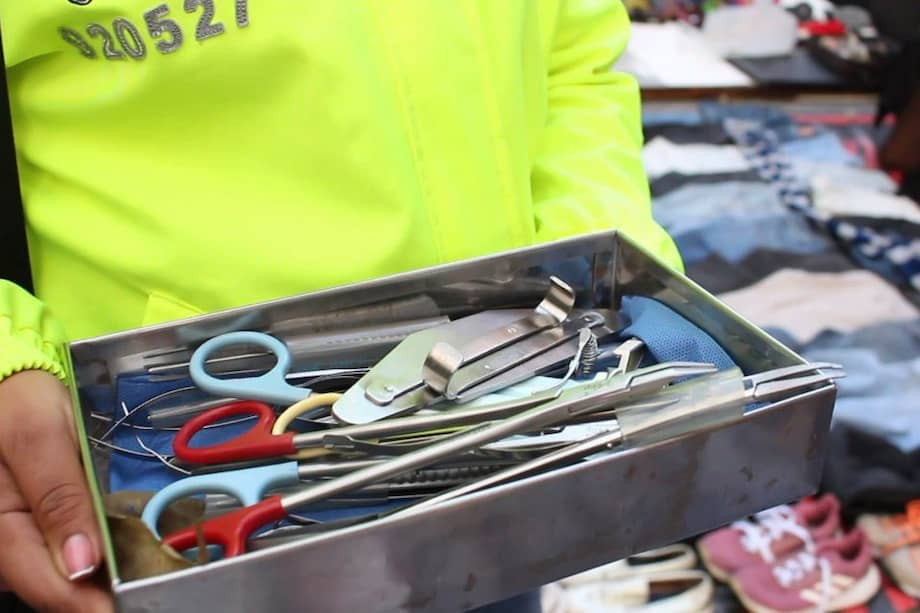 Uno de los hallazgos más importantes de la jornada fue la incautación de más de 25 instrumentos quirúrgicos que estaban siendo ofrecidos de manera improvisada sobre el piso y en una caja metálica, sin ningún tipo de esterilización ni condiciones mínimas de higiene.