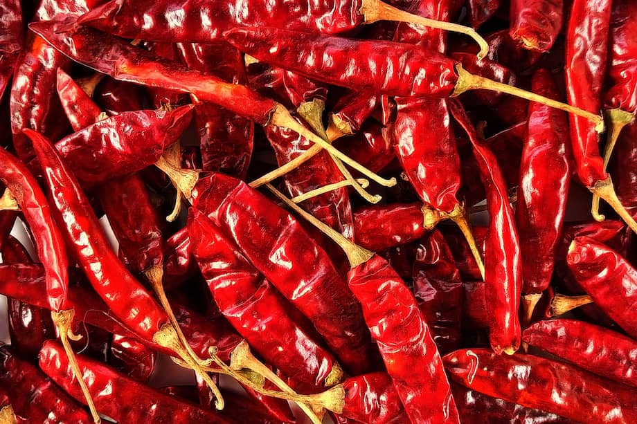 Los agricultores pakistaníes dicen que sembrar chile rojo, este elemento básico de la gastronomía de Pakistán, se ha convertido en un desafío constante.
