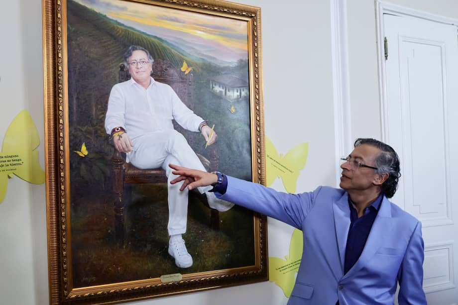 El presidente de Colombia, Gustavo Petro, observa su retrato presidencial realizado por el pintor Jaime Rojas, este lunes, en la Casa de Nariño en Bogotá (Colombia). EFE/ Carlos Ortega