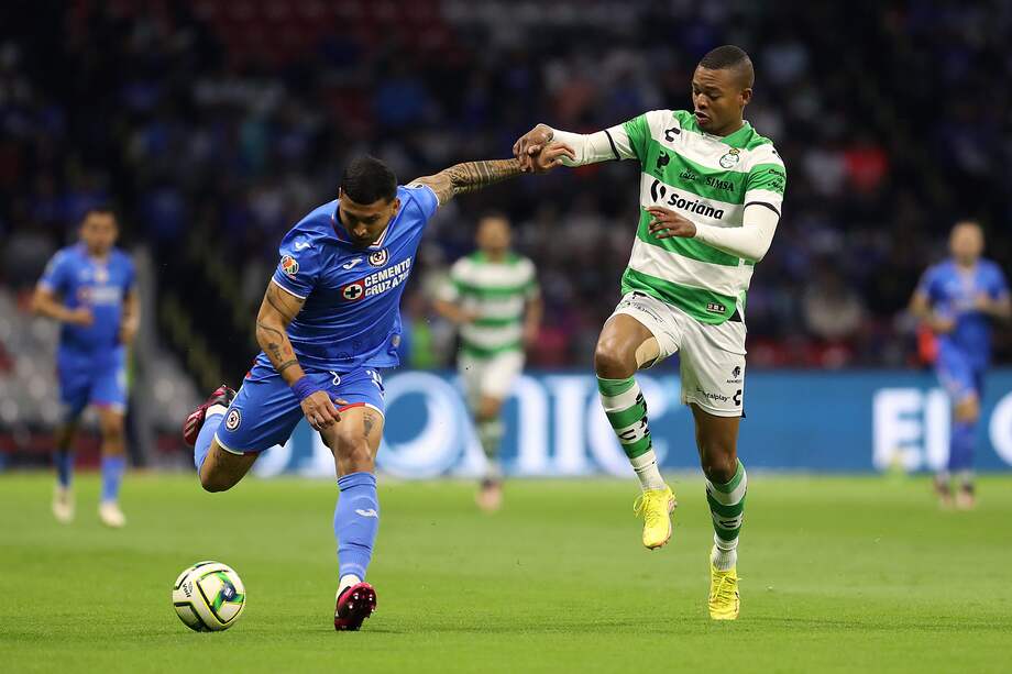 El delantero colombiano Harold Preciado (der.) ha marcado 40 goles en dos temporadas y media con el Santos Laguna mexicano. EFE/Sánhenka Gutiérrez