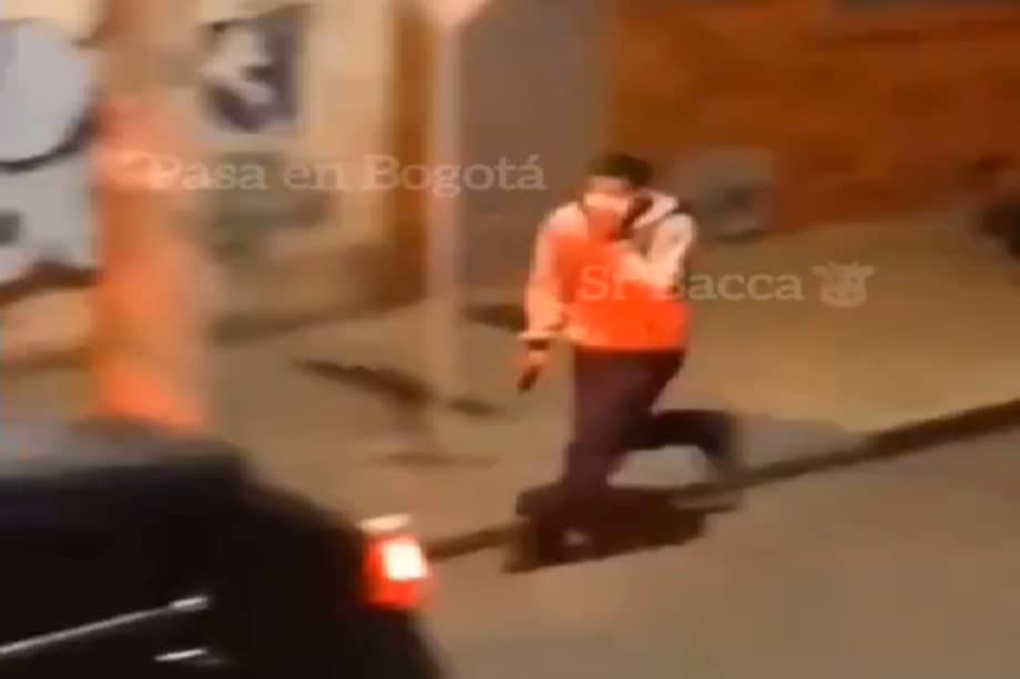 Momento en el que uno de los delincuentes armados aborda a la pareja en el vehículo.