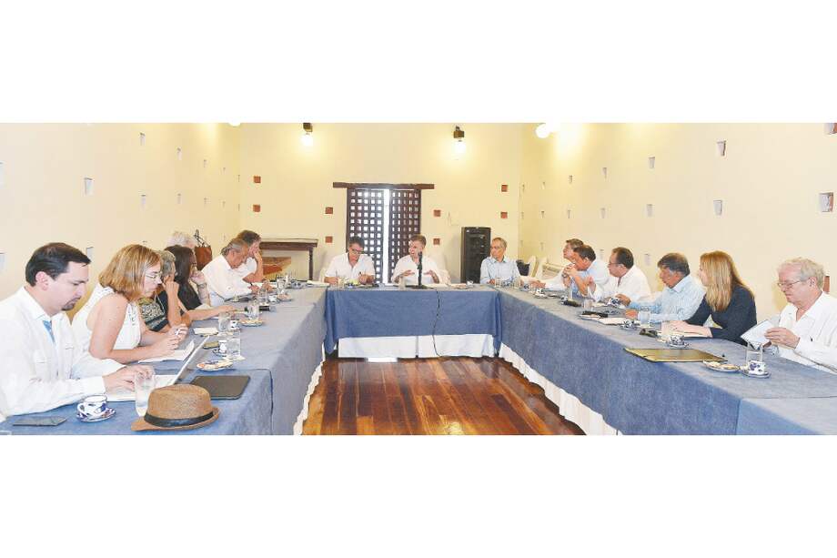 El presidente Juan Manuel Santos reunió en Cartagena al nuevo equipo de conversaciones de paz con el Eln, antes de partir a Ecuador. / SIG