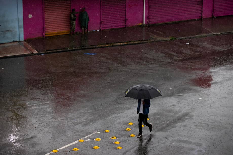 El Ideam pronosticó para este jueves lluvias y alta nubosidad en varias regiones del país, especialmente durante la tarde y la noche. EFE/Orlando Barría